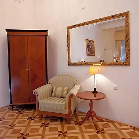 Antiq Palace - Historic Of Europe