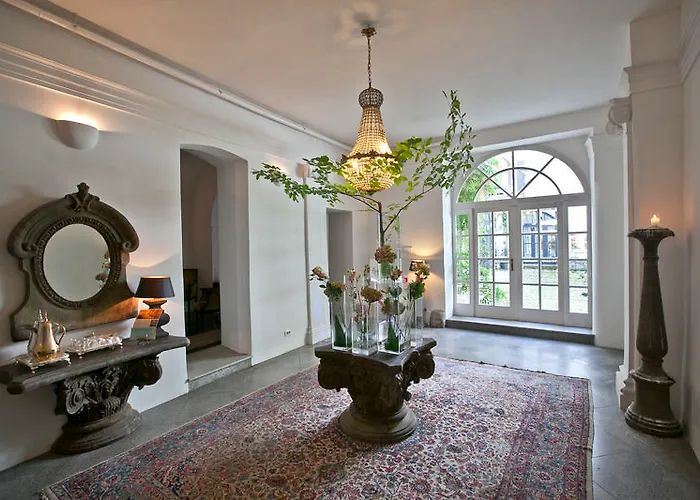 Antiq Palace - Historic Of Europe