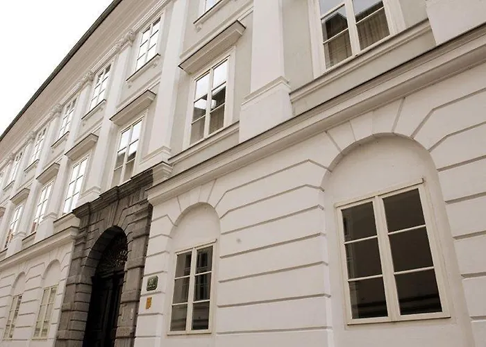 Antiq Palace - Historic Of Europe