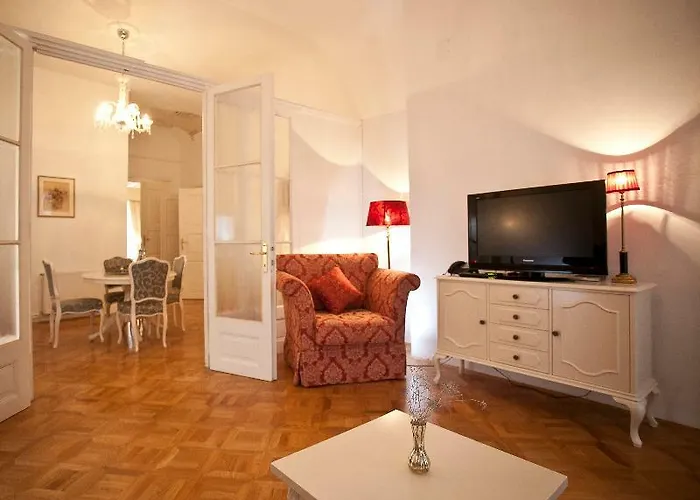 Antiq Palace - Historic Of Europe