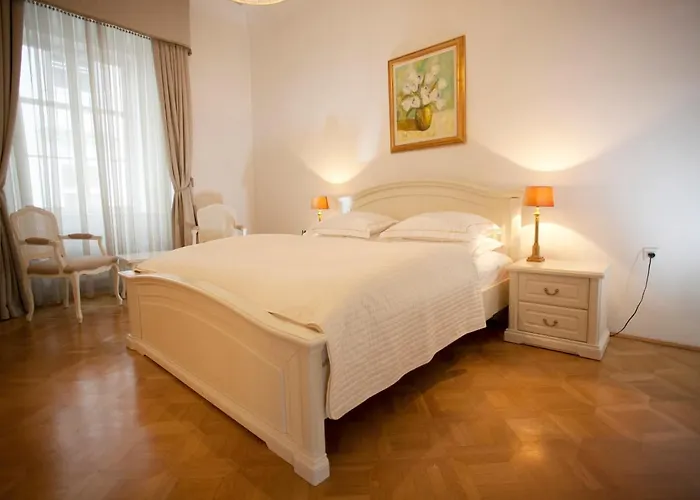 Antiq Palace - Historic Of Europe